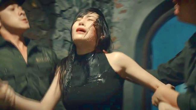 Phương Oanh không còn sức đứng dậy sau cảnh cưỡng hiếp bầm dập - 5