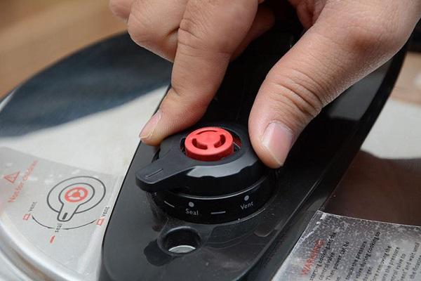 Chị em amp;#34;hoảng hồnamp;#34; vì vụ nổ nồi áp suất khi đang ninh chè: Cẩn thận nồi nổ như bom! - 4