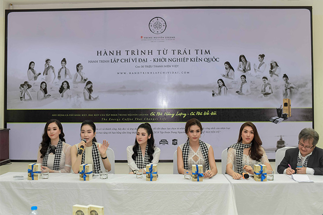 Tú Anh, Lệ Hằng, Mâu Thủy tặng sách quý cho sinh viên Hà Nội - 1