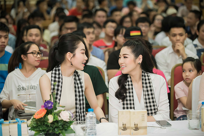 Tú Anh, Lệ Hằng, Mâu Thủy tặng sách quý cho sinh viên Hà Nội - 4