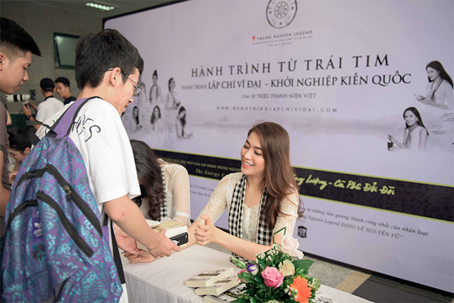 Tú Anh, Lệ Hằng, Mâu Thủy tặng sách quý cho sinh viên Hà Nội - 5