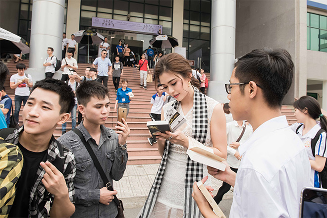 Tú Anh, Lệ Hằng, Mâu Thủy tặng sách quý cho sinh viên Hà Nội - 6