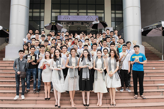 Tú Anh, Lệ Hằng, Mâu Thủy tặng sách quý cho sinh viên Hà Nội - 7