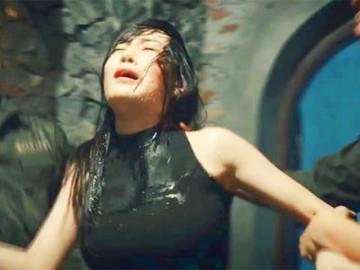 Phương Oanh không còn sức đứng dậy sau cảnh cưỡng hiếp bầm dập