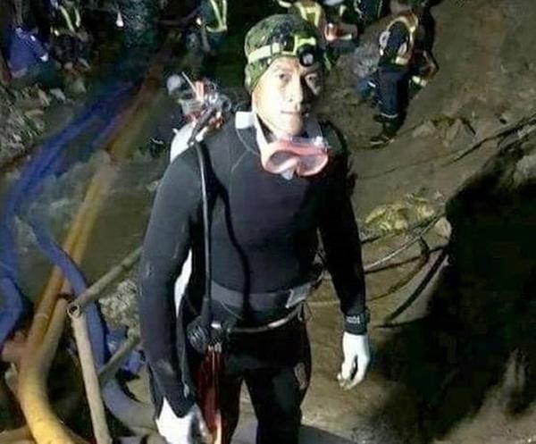 Đội bóng nhí Thái Lan sẽ đi tu để tưởng nhớ thợ lặn hi sinh trong chiến dịch giải cứu - 1