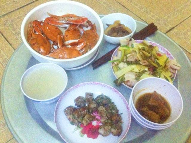 Chồng chê vợ nấu ăn không nuốt nổi, nhìn mâm cơm xong dân mạng tranh cãi nảy lửa