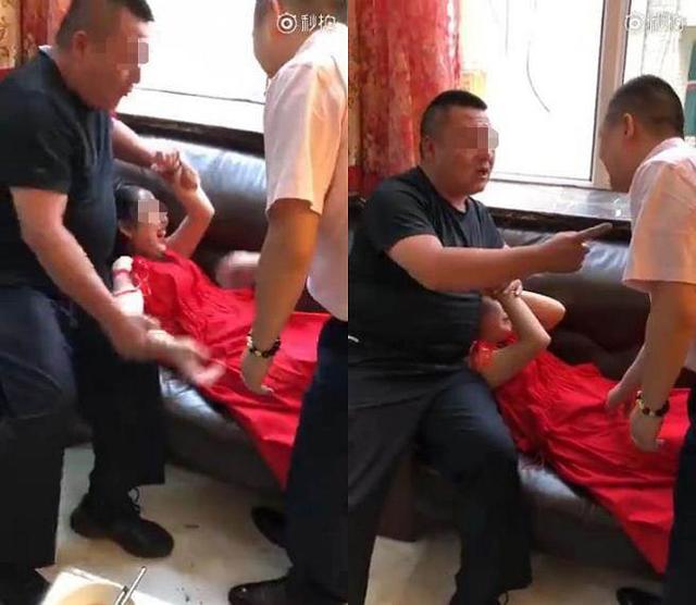 Bị bạn bè ép, chú rể chơi amp;#34;trò chơiamp;#34; sờ soạng amp;#34;vùng nhạy cảmamp;#34; cô dâu trước mặt nhiều người - 1