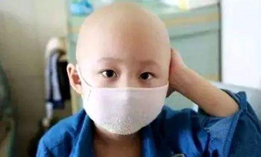 Bé 2 tuổi bị ung thư máu chỉ vì cha mẹ... mua một chiếc tủ mới - 1