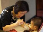 Sức khỏe - Bé gái 2 tuổi bị viêm loét dạ dày vì bà thường cho ăn kiểu này, nhiều người cũng mắc