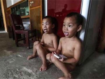 Cặp sinh đôi 6 tuổi chưa một lần mặc quần áo, ai cũng mắng bố mẹ nhưng sự thật là...