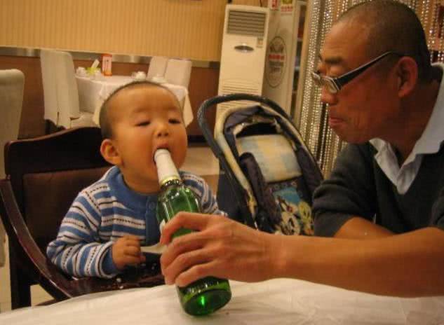 Ông nội cho cháu nhấp thử ngụm rượu, bác sĩ lắc đầu: amp;#34;sa sút trí tuệ suốt đờiamp;#34; - 2