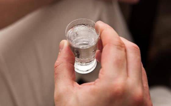 Ông nội cho cháu nhấp thử ngụm rượu, bác sĩ lắc đầu: amp;#34;sa sút trí tuệ suốt đờiamp;#34; - 3