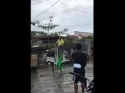 Clip Eva - Mùa mưa ngập khắp phố phường cũng chẳng lo chi khi đã có xe đạp "cà kheo"