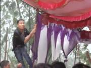 Clip Eva - Đám cưới ngày bão: Quan viên "tay kèo tay cột" giữ vững sạp bảo vệ ngày vui đôi trẻ