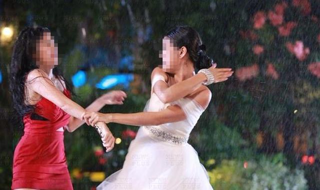 Phát hiện chồng ngoại tình, vợ rủ bạn đi đánh ghen đổ tương ớt vào amp;#34;vùng kínamp;#34; nhân tình - 1