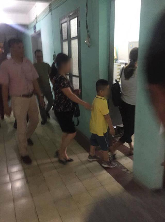 Vụ trao nhầm con ở Ba Vì: Bệnh viện chính thức trao trả hai con về với bố mẹ ruột - 2