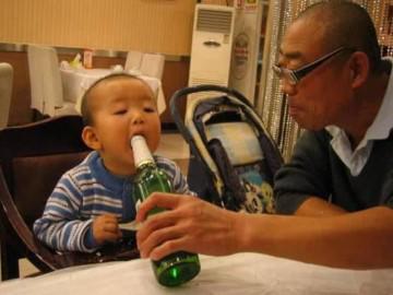 Ông nội cho cháu nhấp thử ngụm rượu, bác sĩ lắc đầu: "sa sút trí tuệ suốt đời"