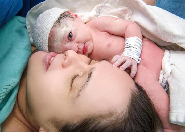 Không chỉ khóc, amp;#34;hàng táamp;#34; biểu cảm lạ của bé ở giây phút lọt lòng khiến mẹ amp;#34;lịm timamp;#34; - 6