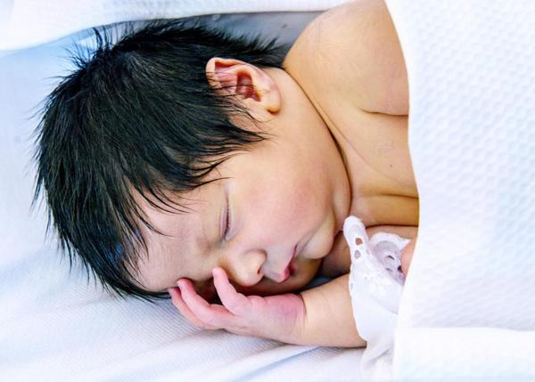 Không chỉ khóc, amp;#34;hàng táamp;#34; biểu cảm lạ của bé ở giây phút lọt lòng khiến mẹ amp;#34;lịm timamp;#34; - 7