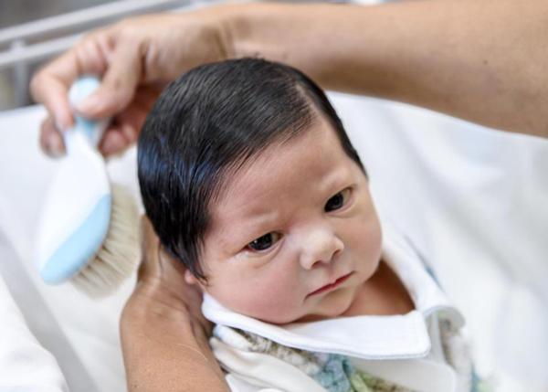 Không chỉ khóc, amp;#34;hàng táamp;#34; biểu cảm lạ của bé ở giây phút lọt lòng khiến mẹ amp;#34;lịm timamp;#34; - 8