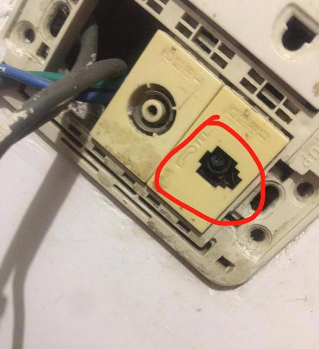 Kiểm tra ổ điện phòng trọ, cô gái phát hiện điều kinh hoàng ông chủ nhà trọ đã làm - 1