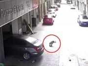 Tin tức - Bố bất cẩn lái xe cán qua người đứa con đang chơi trước cửa gara ô tô