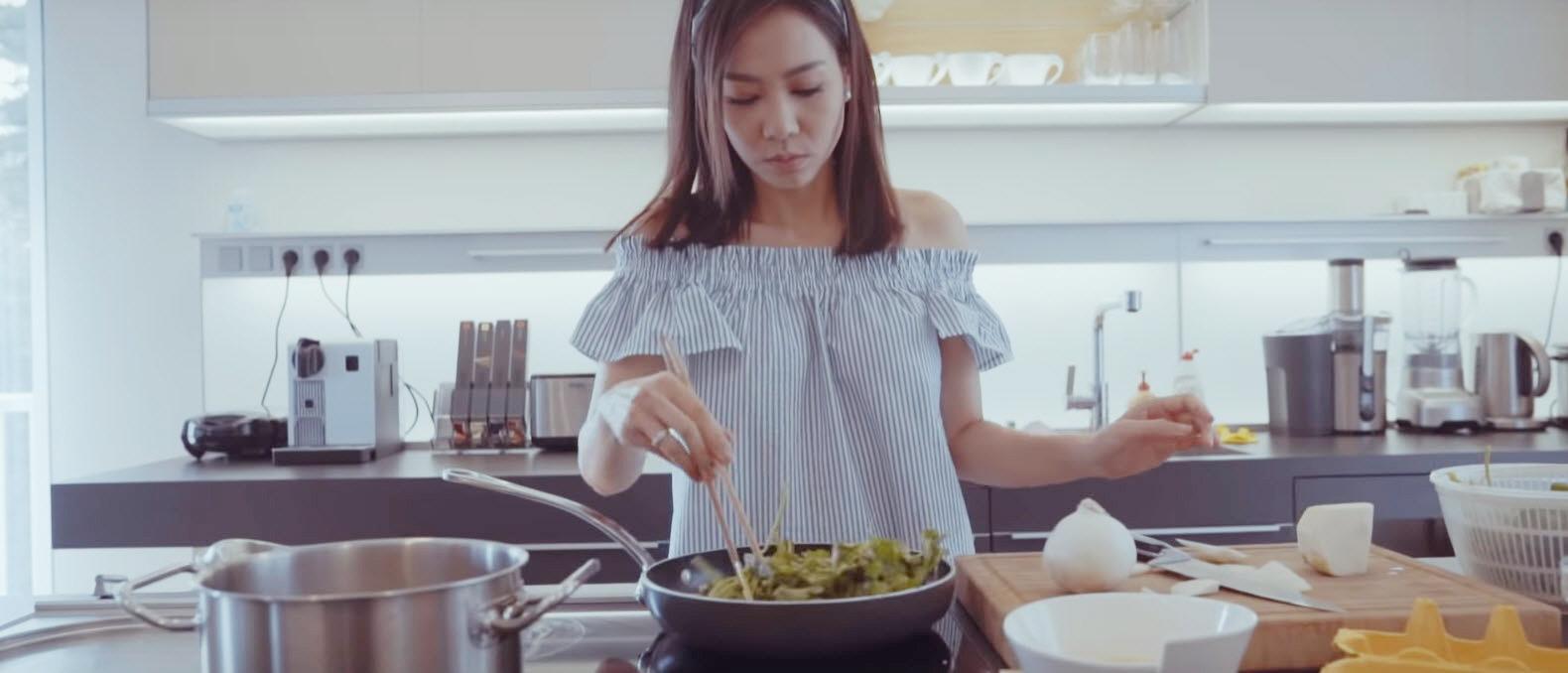 Thu Minh hé lộ căn amp;#34;bạch dinhamp;#34; trắng muốt và phi cơ riêng triệu đô ở CH Séc - 7