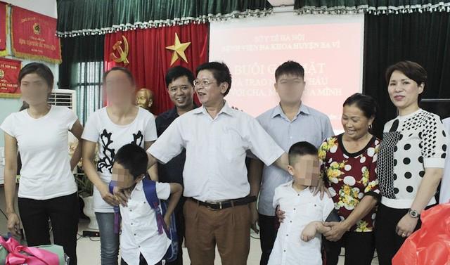 Vụ trao nhầm con ở Ba Vì: Xúc động đêm đoàn viên đầu tiên của 2 đứa trẻ - 1