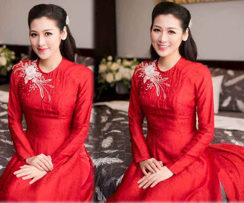 Cũng như nhiều người đẹp khác, Tú Anh cũng chọn áo dài đỏ ngày lên xe hoa.
