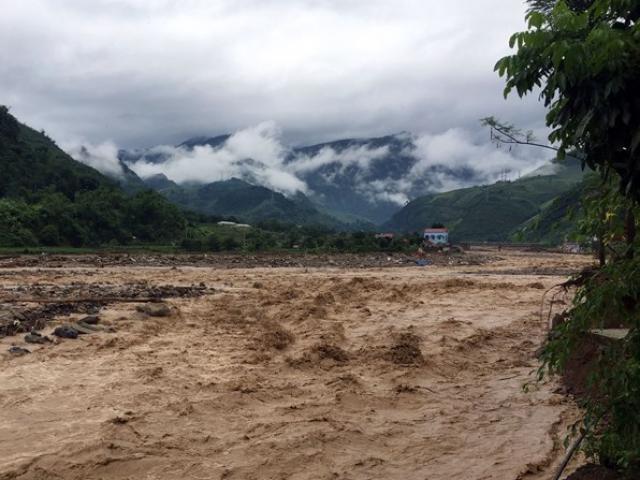 Cận cảnh: Mưa lớn nhiều ngày, lũ tràn về Sơn La xối tung bọt như thác nước