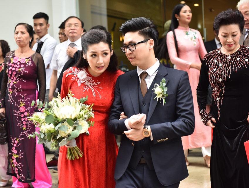 Á hậu Tú Anh lộ bụng to bất thường trong hôn lễ với chồng thiếu gia - 3