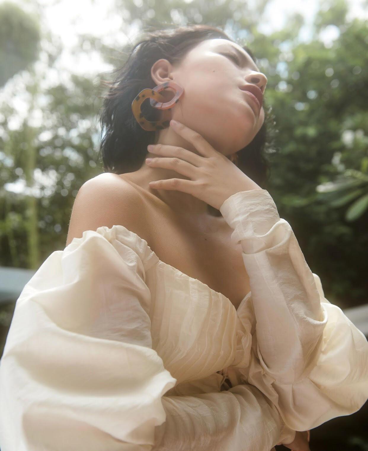 Có gì đặc biệt ở chiếc áo amp;#34;mãi không hết mốtamp;#34; được sao Việt diện suốt cả mùa hè? - 7