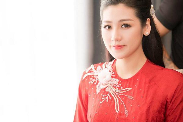 HOT: Cô dâu Tú Anh trang điểm tự nhiên, đẹp thuần khiết trong ngày về nhà chồng - 1