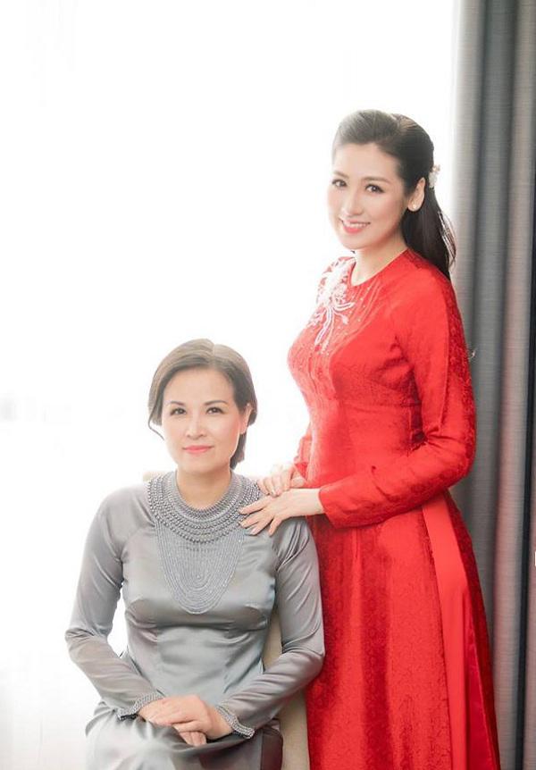 HOT: Cô dâu Tú Anh trang điểm tự nhiên, đẹp thuần khiết trong ngày về nhà chồng - 7