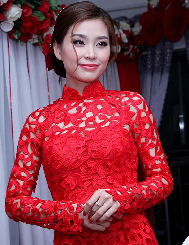 Á hậu Diễm Trang khoe vẻ gợi cảm, nửa kín nửa hở với áo dài ren.
