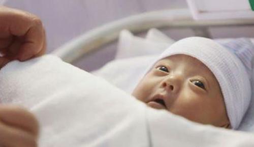 Bé sinh non nhỏ bằng bàn tay mẹ, bác sĩ liên tục thông báo gia đình amp;#34;chuẩn bị tinh thầnamp;#34; - 3