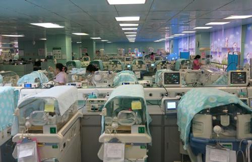 Bé sinh non nhỏ bằng bàn tay mẹ, bác sĩ liên tục thông báo gia đình amp;#34;chuẩn bị tinh thầnamp;#34; - 2