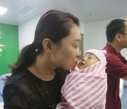 Bé sinh non nhỏ bằng bàn tay mẹ, bác sĩ liên tục thông báo gia đình amp;#34;chuẩn bị tinh thầnamp;#34; - 5
