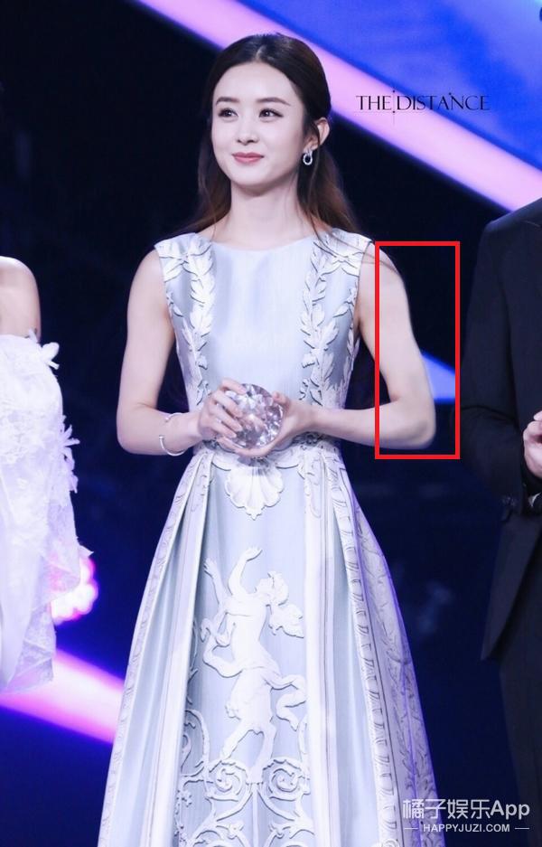 Lựa chọn những kiểu đồ này, vai u thịt bắp như Phạm Băng Băng cũng có cách để amp;#34;trịamp;#34; - 4