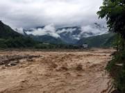 Clip Eva - Cận cảnh: Mưa lớn nhiều ngày, lũ tràn về Sơn La xối tung bọt như thác nước