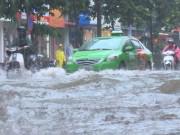 Tin tức - Ảnh: Mưa tầm tã từ đêm tới sáng, đường phố nội thành Hà Nội ngập lênh láng