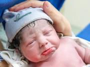 Bà bầu - Không chỉ khóc, "hàng tá" biểu cảm lạ của bé ở giây phút lọt lòng khiến mẹ "lịm tim"