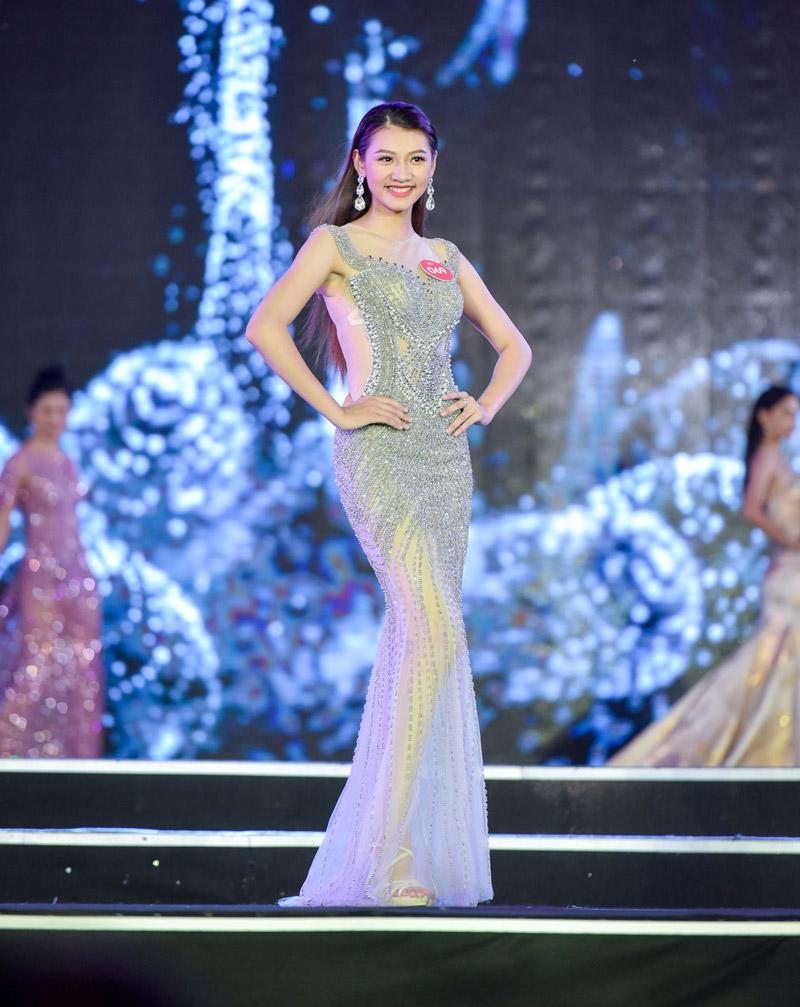 Ái nữ của gia đình toàn Hoa hậu bất ngờ bị loại khỏi vòng chung kết HHVN 2018 - 11