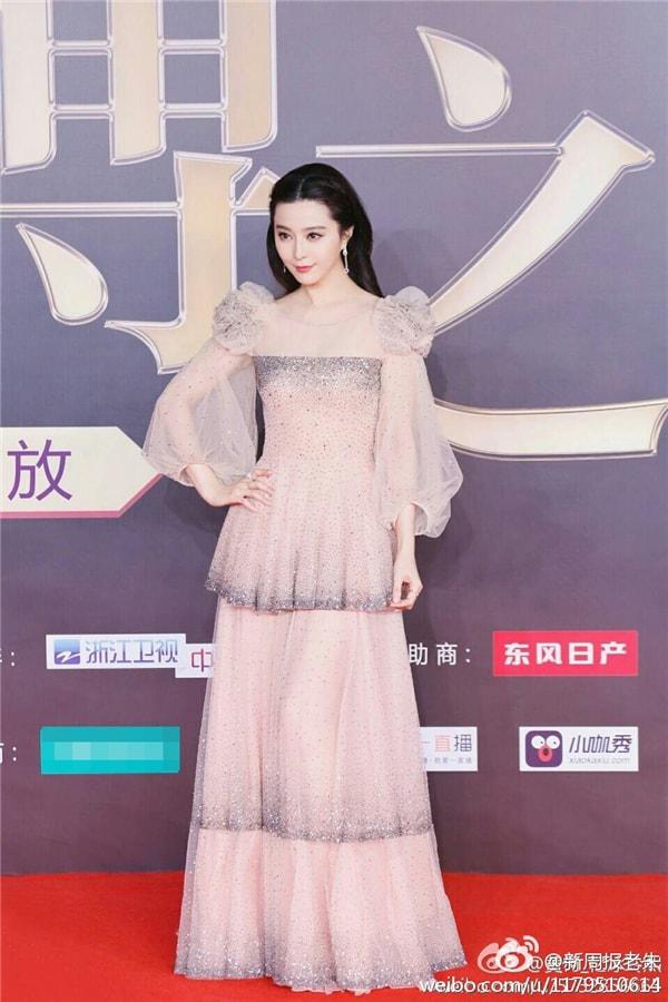 Lựa chọn những kiểu đồ này, vai u thịt bắp như Phạm Băng Băng cũng có cách để amp;#34;trịamp;#34; - 14