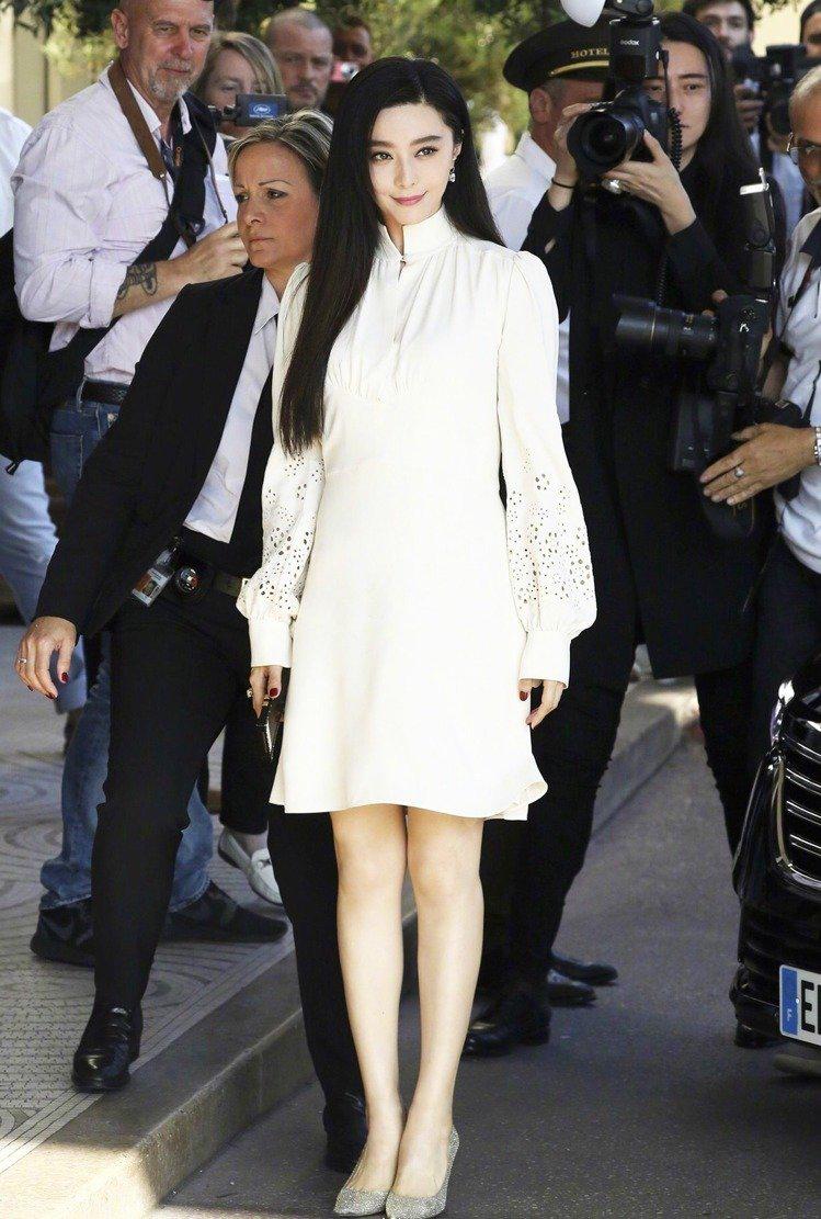 Lựa chọn những kiểu đồ này, vai u thịt bắp như Phạm Băng Băng cũng có cách để amp;#34;trịamp;#34; - 17