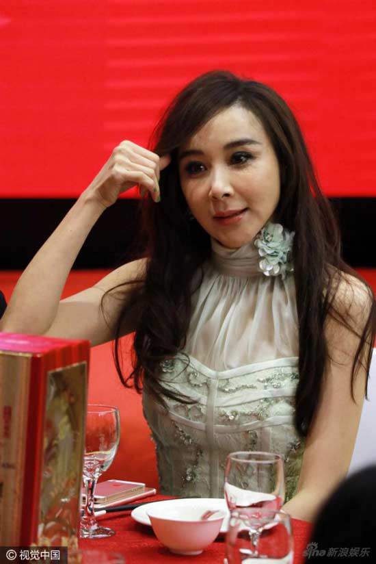 Những đại mỹ nhân Hoa ngữ giữ tuổi xuân sai cách khiến mặt amp;#34;méo móamp;#34; - 7