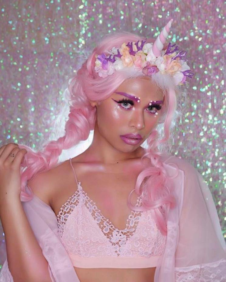 Bất chấp nám và rổ mụn, gái Thái cho ra đời clip trang điểm bằng... dép lào đầy sáng tạo - 8