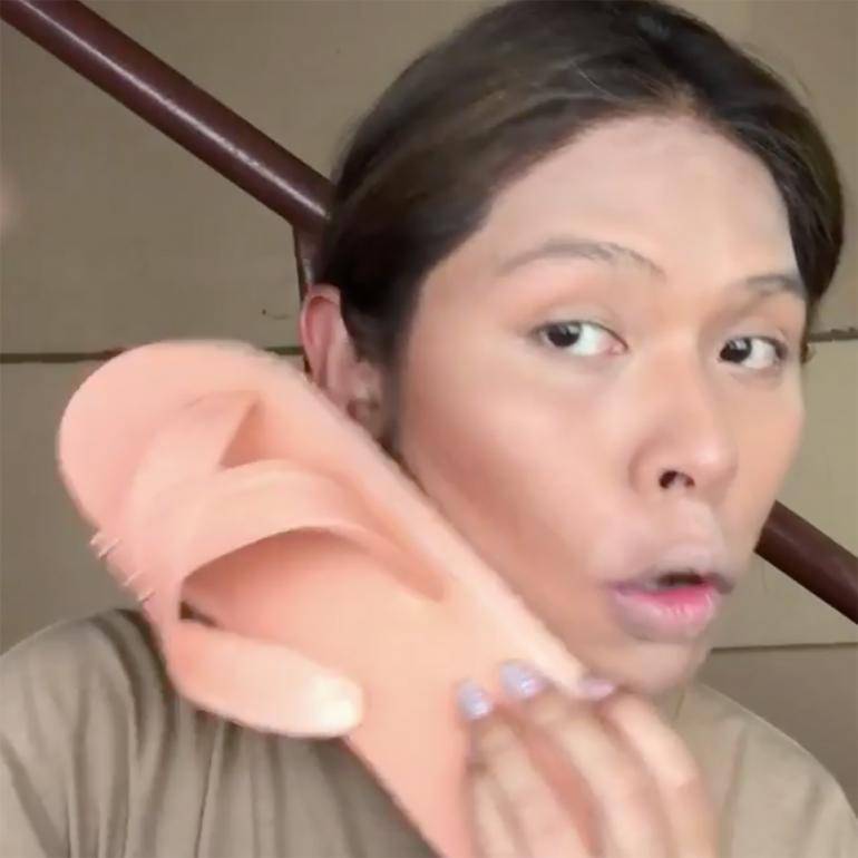 Bất chấp nám và rổ mụn, gái Thái cho ra đời clip trang điểm bằng... dép lào đầy sáng tạo - 4