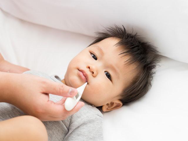 Chăm sóc trẻ bị sốt tại nhà đúng cách nhất