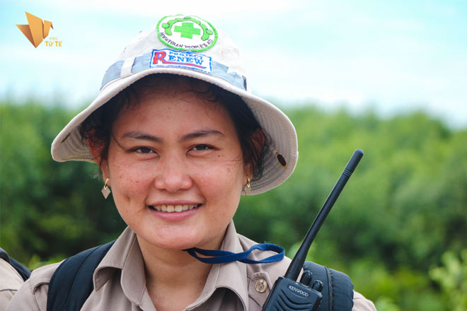 Kỳ lạ người phụ nữ trẻ... vui vẻ khi thấy bom mìn - 2